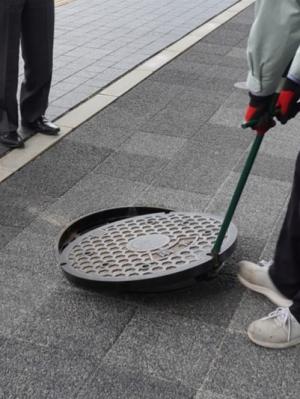 既存のマンホール蓋を外す作業