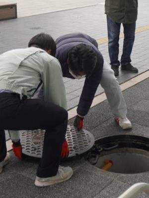 既存のマンホール蓋を取り外す作業