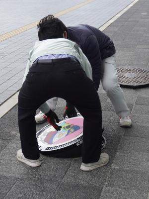 デザインマンホールを設置する様子