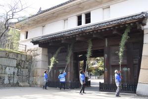 大手一の門すす払いの写真