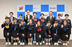 城西ミニバス女子の選手と監督、市長、議長の写真