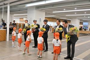 市長らに花束を贈る園児らの写真