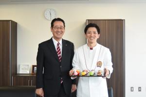 乃だや三代目野田大晴さんと市長の写真
