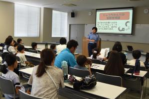 警察の仕事を学ぶ様子