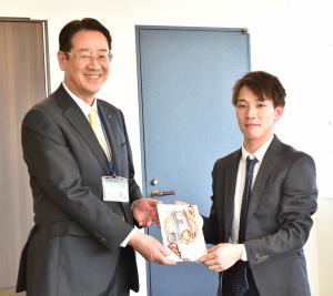 濱野選手が松永市長へ寄付金目録を贈呈する写真