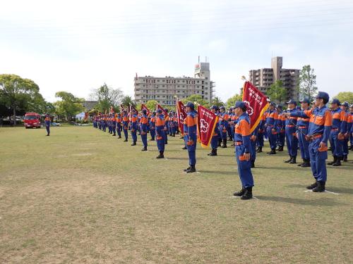 敬礼する消防団員