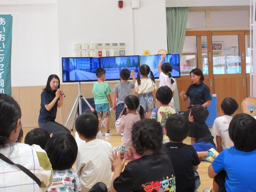 シュミレーターを使って交通ルールを学ぶ様子