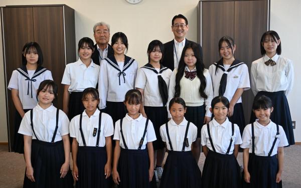 M.you Danceのメンバーと市長、副議長の写真