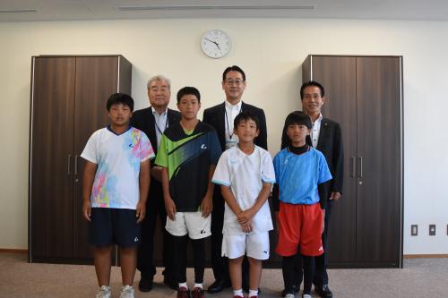 丸亀ジュニアソフトテニススポーツ少年団と市長らとの写真