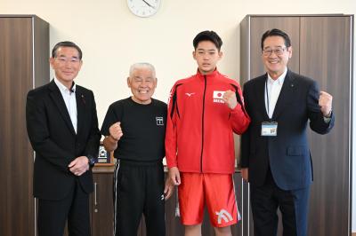 市長を表敬訪問する山内大雅さん