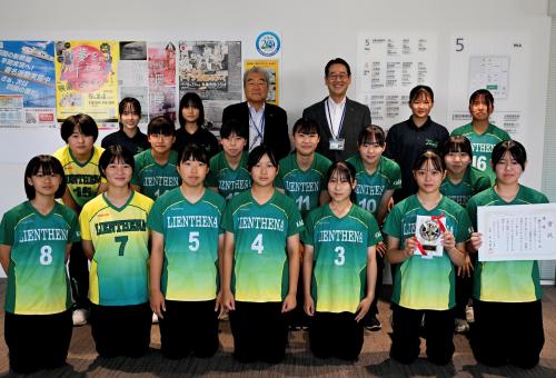 香川リアンテ―ナクラブの選手と副議長、市長の写真