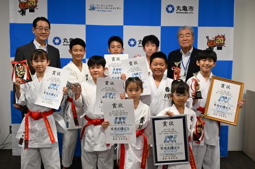 佐藤道場の選手と市長・副議長の写真