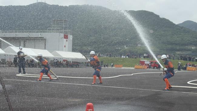 放水している消防団員