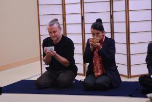 飯山北コミュニティセンターではお茶の体験もしたヤンさんとサンドラさん