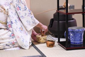 お茶をたてる様子