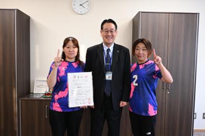 プレジールメンバーと市長の写真