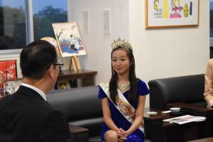 市長と話す立石さんの写真