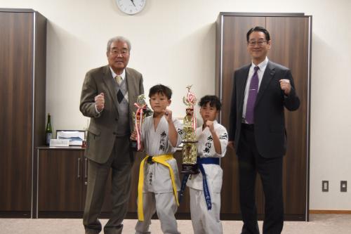 全国大会出場選手と市長らとの写真