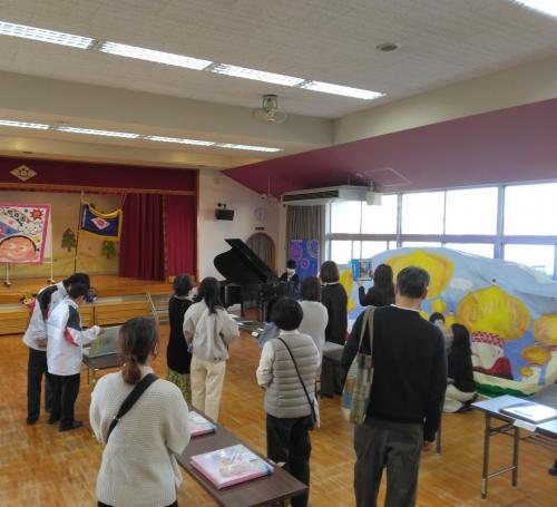 卒園生がピアノをひく様子