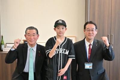 市長らを表敬訪問する森安さん