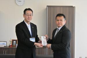 寄附贈呈の様子