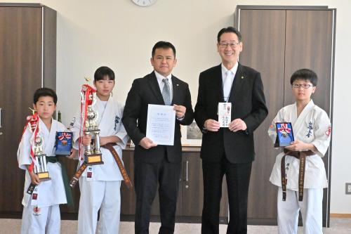 新極真会の選手と支部長と市長の写真
