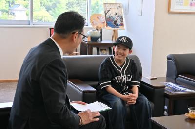 市長と歓談する森安さん
