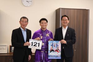 真鍋市議長と香川さんと松永市長の写真