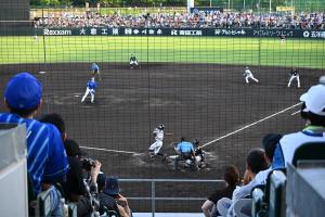熱戦を広げる各球団の選手たち