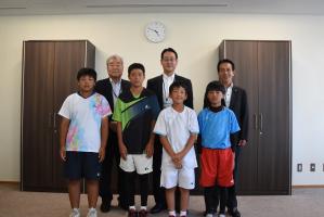 丸亀ジュニアソフトテニススポーツ少年団と市長らとの写真