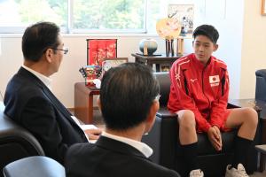 市長を表敬訪問する山内大雅さん