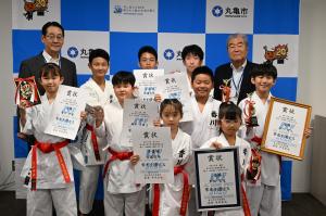佐藤道場の選手と市長・副議長の写真