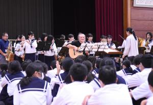 飯山北の学生たちと楽しそうに演奏するジャズギタリストのヤンさん