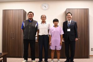 丸亀ジュニアソフトテニススポーツ少年団と市長らとの写真