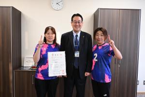 プレジールメンバーと市長の写真