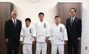 丸亀柔道スポーツ選手と代表、市長の写真