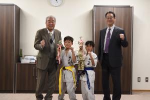 全国大会出場選手と市長らとの写真