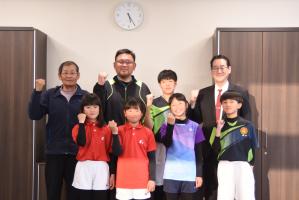 丸亀ジュニアソフトテニススポーツ少年団と市長らとの写真