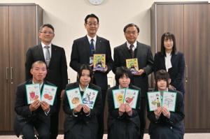 県産品かるた贈呈の様子